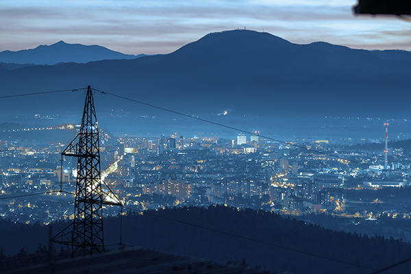 Hvordan sikrer HV-, MV- og LV-strømkabler pålidelig elektrisk distribution?